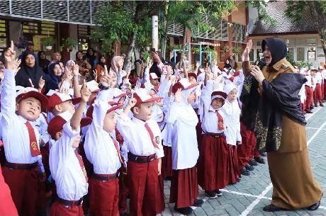 Wali Kota Kota Banda Aceh Tinjau Pelaksanaan MPLS, Apresiasi Antusiasme Ayah Mengantar Anak kesekola